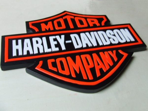 Logo Harley Davidson intagliata su multistrato da 2 cm colorazione aerografo.