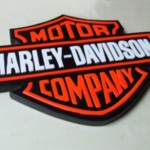 Logo Harley Davidson intagliata su multistrato da 2 cm colorazione aerografo. Logo Harley Davidson intagliata su multistrato da 2 cm colorazione aerografo.