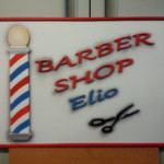 Piccola insegna "Barber Shop" realizzata a mano. Dimensione 90x60.