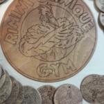 Logo 20 per 20 con portachiavi realizzati per palestra