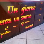 Scritte e disegno realizzate a mano per personalizzazione di mobile.