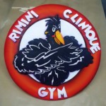 Logo palestra tutto intagliato a mano su multistrato da 12 mm. Immagine colorata ad aerografo.
