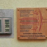 Targa professionale realizzata al CNC su legno di rovere 40 per 40 trattata e garantita per esterno